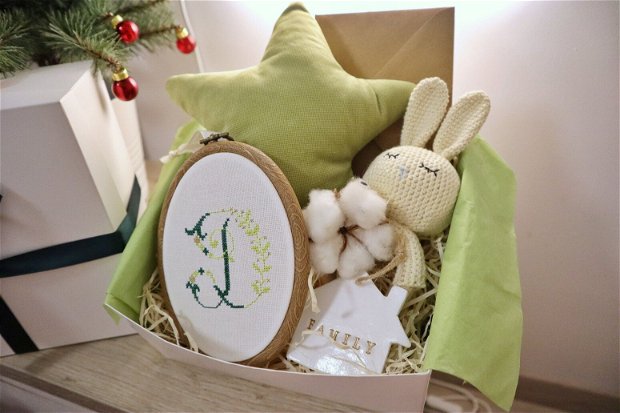 Gift box nou nascuti nr.5 - Cadou pentru viitoare mamici - Jucarie crosetata pe inel
