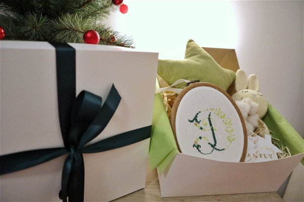 Gift box nou nascuti nr.5 - Cadou pentru viitoare mamici - Jucarie crosetata pe inel