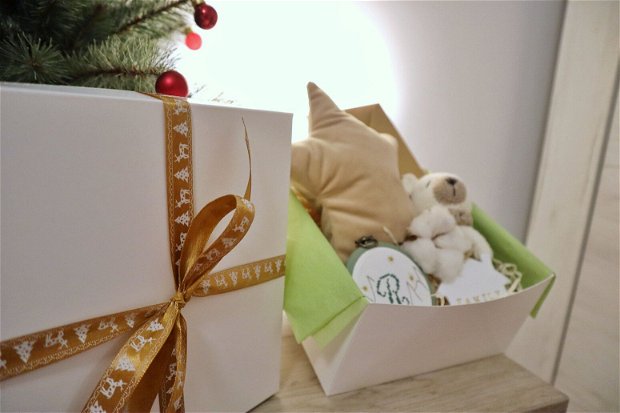 Gift box nou nascuti nr.6 - Cadou pentru viitoare mamici - Jucarie crosetata pe inel