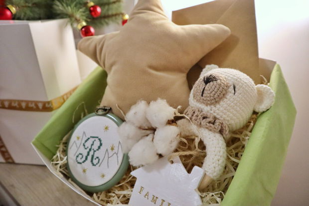 Gift box nou nascuti nr.6 - Cadou pentru viitoare mamici - Jucarie crosetata pe inel