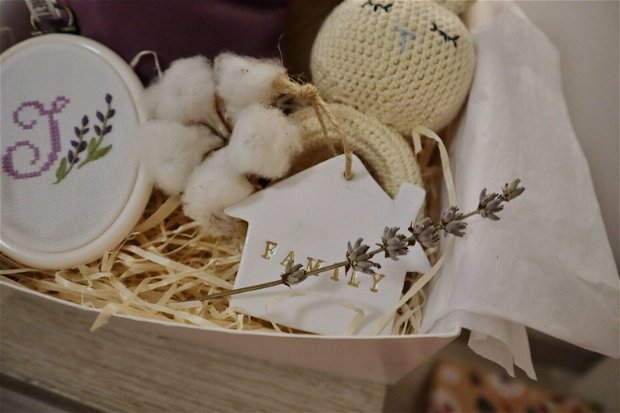 Gift box nou nascuti nr.7 - Cadou pentru viitoare mamici - Jucarie crosetata pe inel