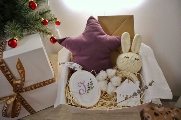 Gift box nou nascuti nr.7 - Cadou pentru viitoare mamici - Jucarie crosetata pe inel