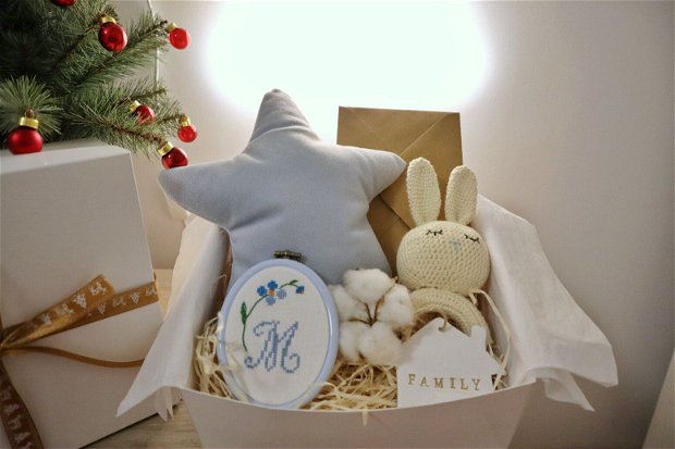 Gift box nou nascuti nr.8 - Cadou pentru viitoare mamici - Jucarie crosetata pe inel