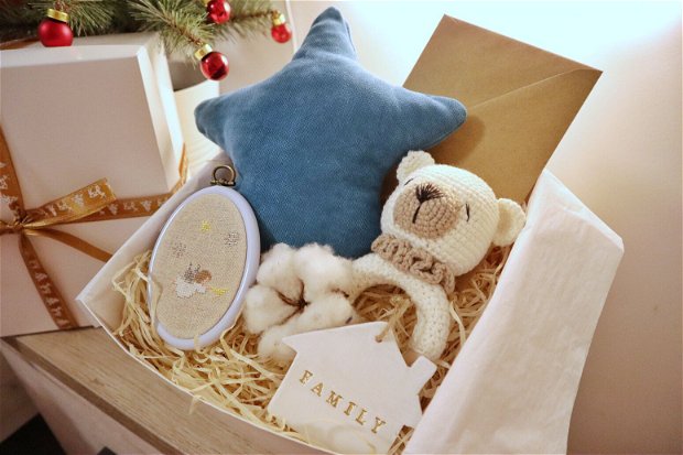 Gift box nou nascuti nr.9 - Cadou pentru viitoare mamici - Jucarie crosetata pe inel