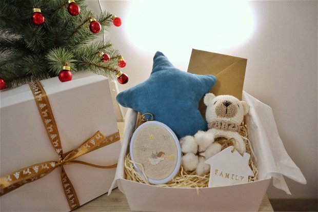 Gift box nou nascuti nr.9 - Cadou pentru viitoare mamici - Jucarie crosetata pe inel
