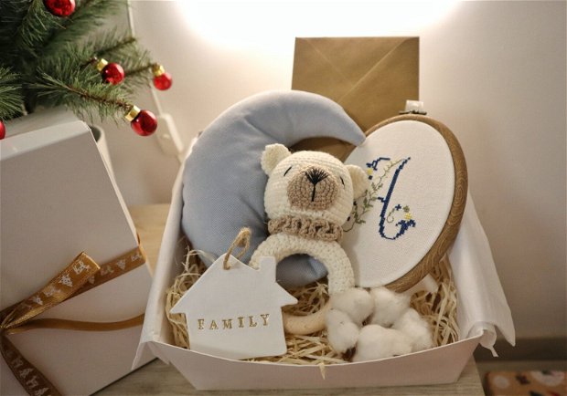Gift box nou nascuti nr.10 - Cadou pentru viitoare mamici - Jucarie crosetata pe inel