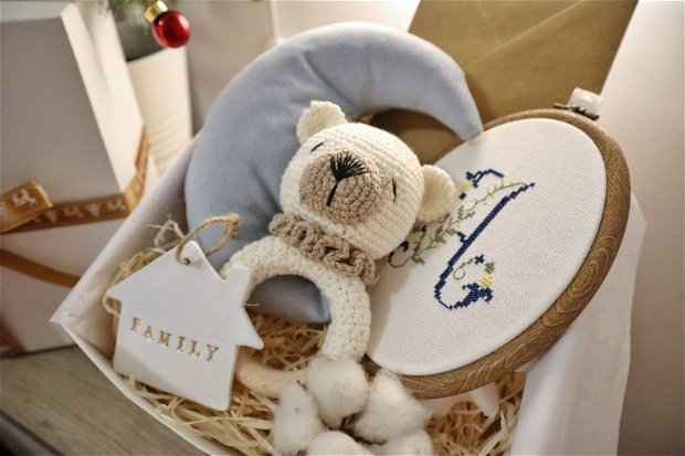 Gift box nou nascuti nr.10 - Cadou pentru viitoare mamici - Jucarie crosetata pe inel