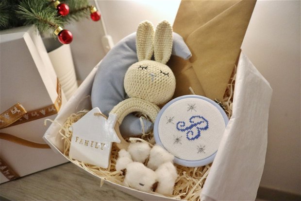 Gift box nou nascuti nr.11 - Cadou pentru viitoare mamici - Jucarie crosetata pe inel