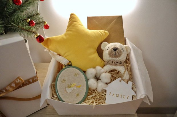 Gift box nou nascuti nr.13 - Cadou pentru viitoare mamici - Jucarie crosetata pe inel