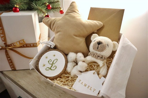Gift box nou nascuti nr.14 - Cadou pentru viitoare mamici - Jucarie crosetata pe inel