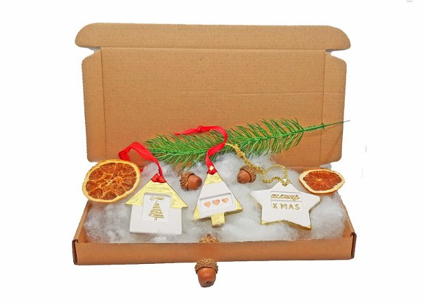 Glamour Christmas Box 1- Trei globuri din pasta ceramica pictate cu foita de aur lichida