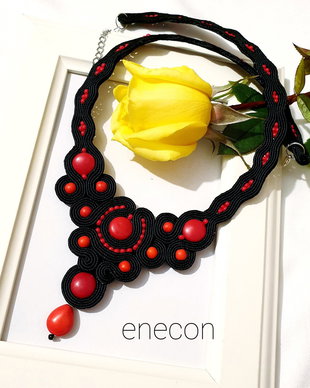 Colier roșu și negru cu howlit,  Colier soutache