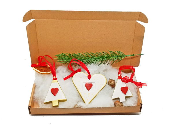 Glamour Christmas Box -Red Hearts- Trei globuri din pasta ceramica pictate cu foita de aur lichida