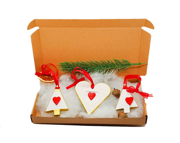 Glamour Christmas Box -Red Hearts- Trei globuri din pasta ceramica pictate cu foita de aur lichida