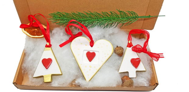 Glamour Christmas Box -Red Hearts- Trei globuri din pasta ceramica pictate cu foita de aur lichida