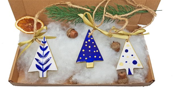 Glamour Christmas Box -Brazi- Trei globuri din pasta ceramica pictate cu foita de aur lichida