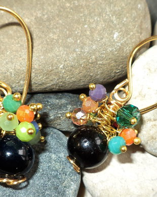 Cercei handmade din sarma sfere din sticla negre si cristale fatetate multicolore