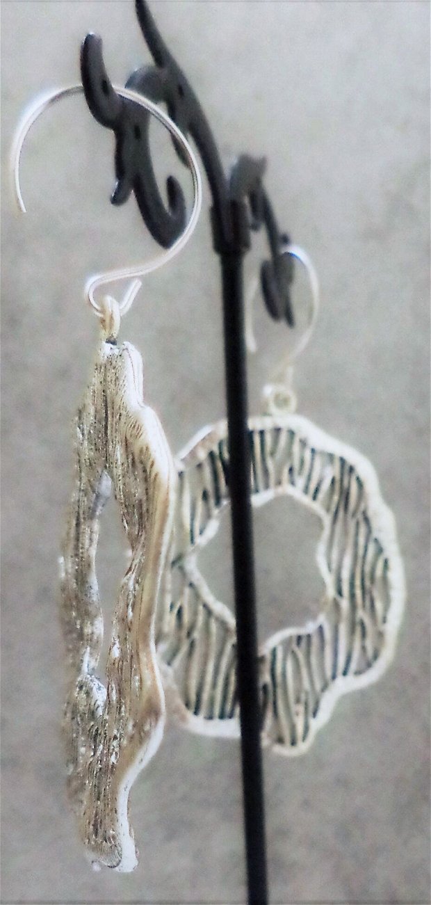 Cercei handmade cu piese din zamac argintat montate pe o baza din sarma de cupru placata cu argint