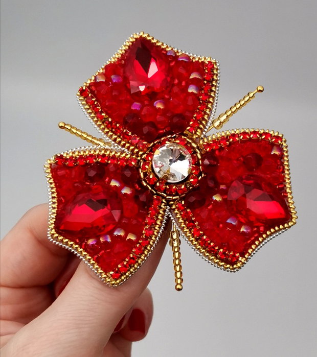Vandut Brosa Red & Gold
