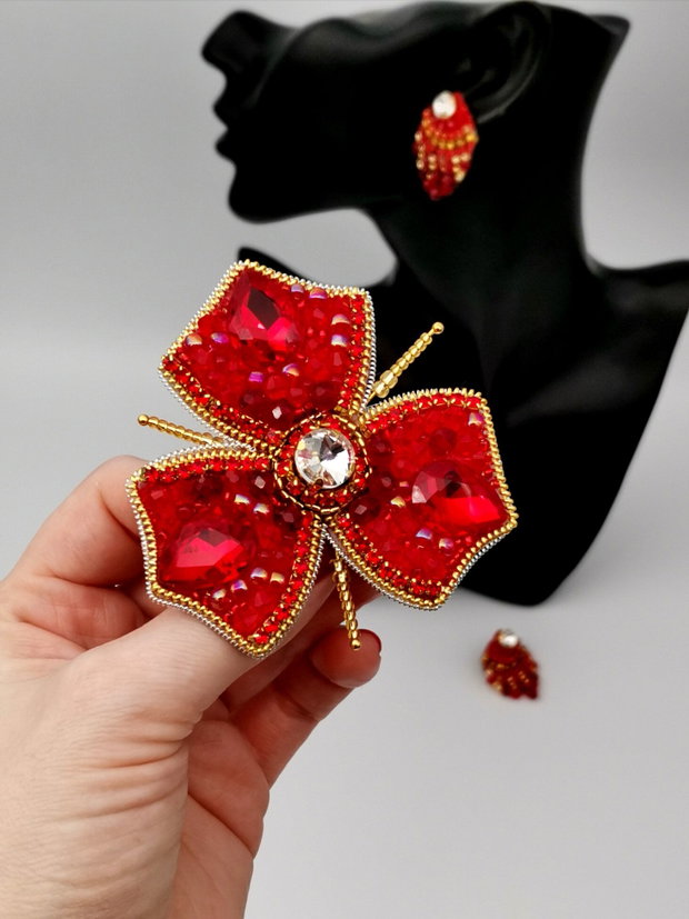 Vandut Brosa Red & Gold