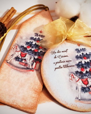 Set cadou Craciun, format din semn de carte si glob din lemn, cu tema calut, personalizabile.