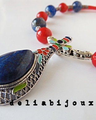 Colier cu medalion emailat si lapis lazuli, agate, scoica