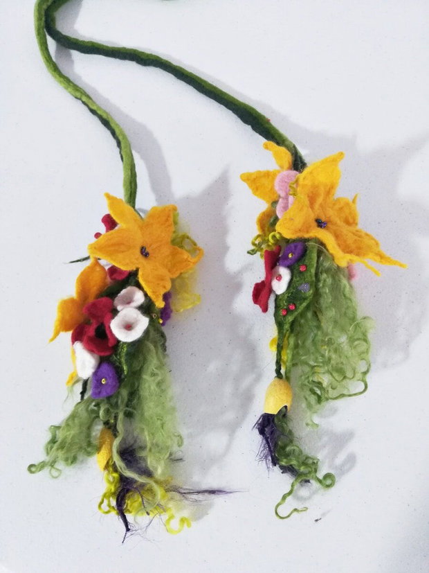 Colier/ Cordon cu floricele multicolore impaslite