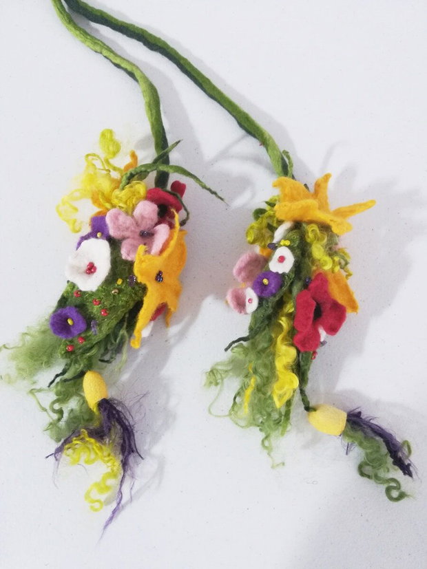Colier/ Cordon cu floricele multicolore impaslite