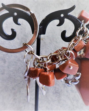 Breloc handmade cu colt si cipsuri din goldstone si diferite charmuri