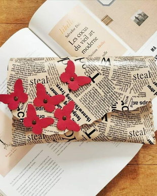 Poseta lucrata manual din piele naturala - Newspaper