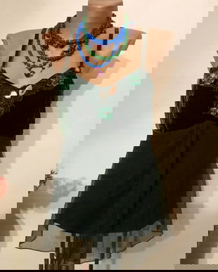 Top catifea și broderii florale