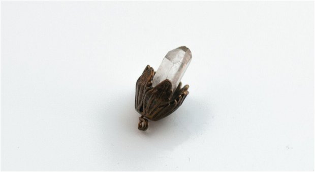 Pandant cu crystal point quartz si capacel vegetal bronz L17322