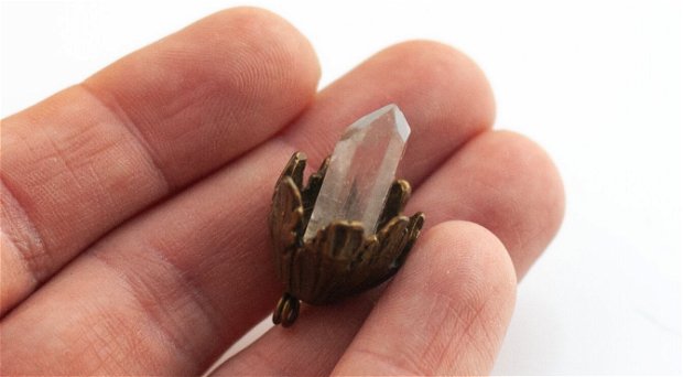Pandant cu crystal point quartz si capacel vegetal bronz L17322