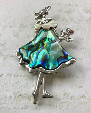 Brosa doamna cu palarie & paua shell