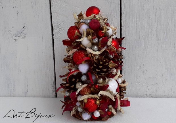 Brad de Crăciun Împodobit cu Globuri Roșii și Ornamente Decorative Naturale parfumate   22-13 cm