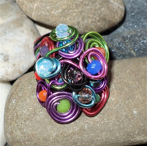 Un inel din sarma si cristale fatetate multicolore