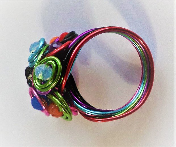 Un inel din sarma si cristale fatetate multicolore