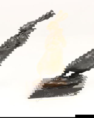 Iepure cu puiul sau-statueta din bronz pe un soclu din marmura