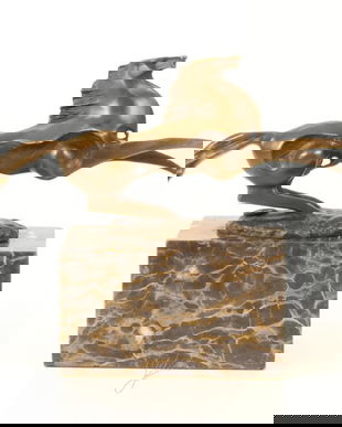 Cal- statueta din bronz pe un soclu din marmura