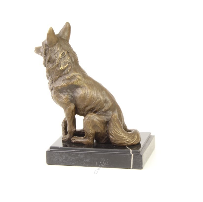 Vulpe-statueta din bronz pe un soclu din marmura