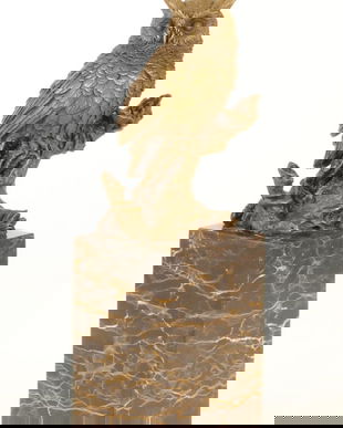 Bufnita cu urechi lungi-statueta din bronz pe un soclu din marmura