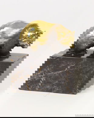 Panda-statueta din bronz pe un soclu din marmura