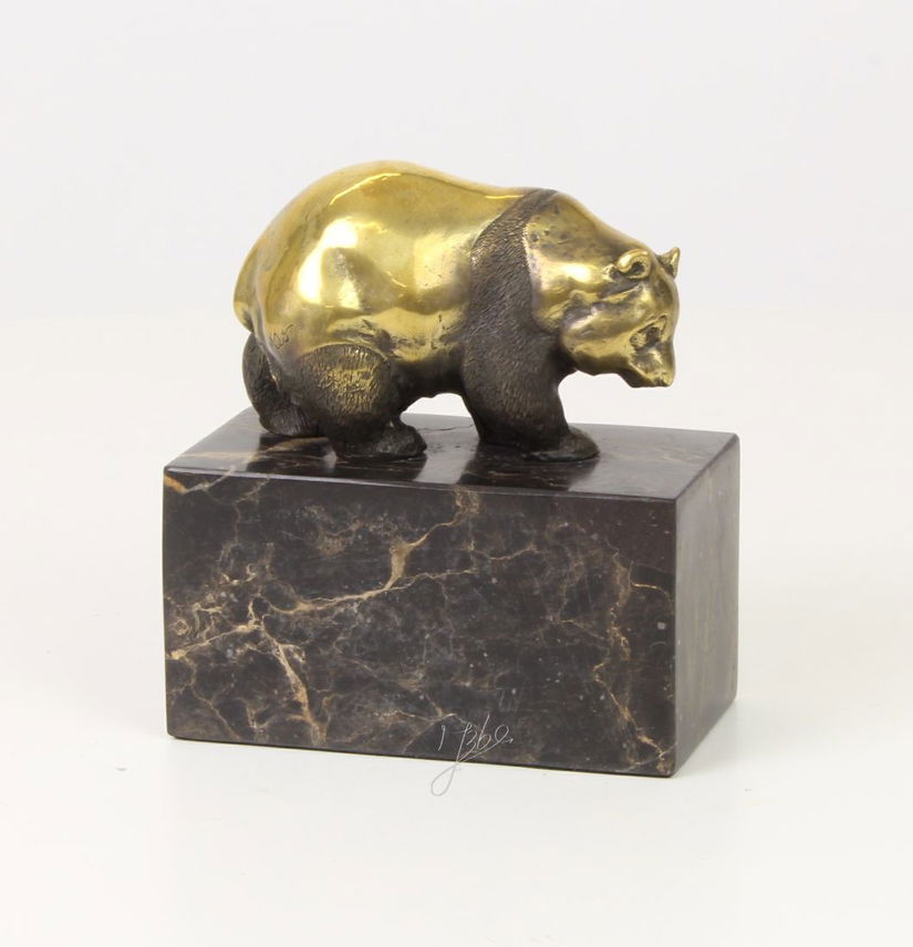 Panda-statueta din bronz pe un soclu din marmura