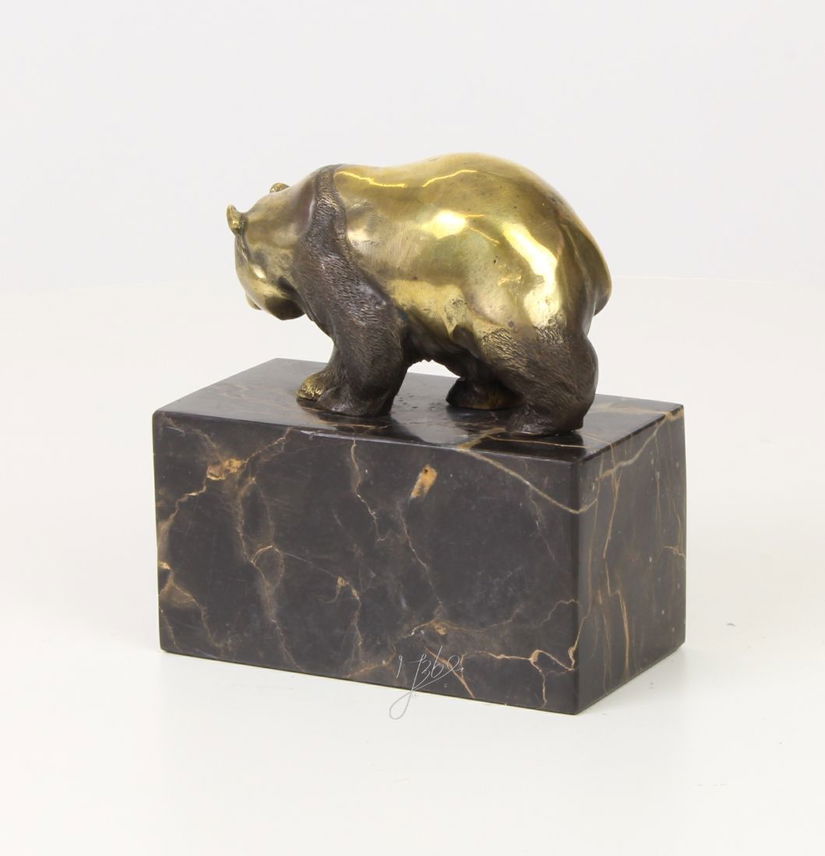 Panda-statueta din bronz pe un soclu din marmura