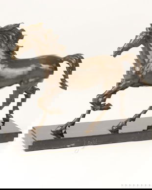 Cal-statueta din bronz pe un soclu din marmura