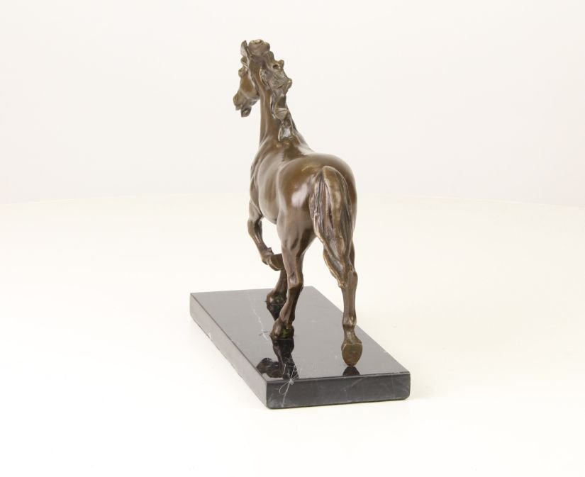 Cal-statueta din bronz pe un soclu din marmura