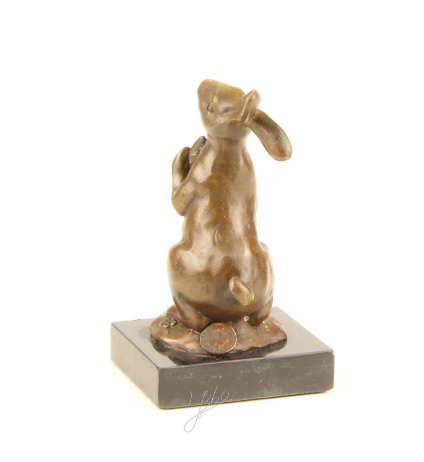 Iepurasul de Paste-statueta din bronz pe un soclu din marmura