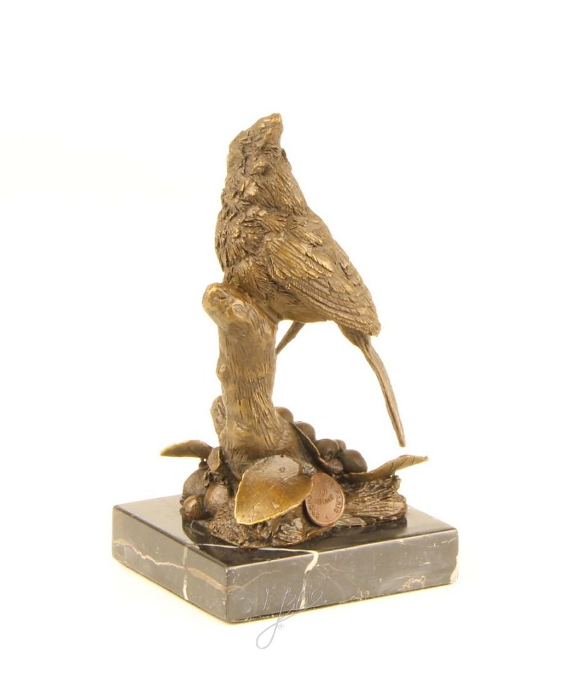 Pasarea cardinal-statueta din bronz pe un soclu din marmura