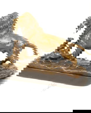 Leoaica cu puii-statueta din bronz pe un soclu din marmura