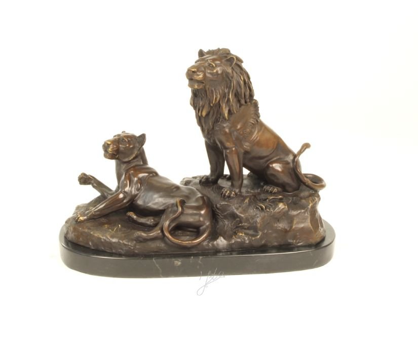 Leul si leoaica-statueta din bronz pe un soclu din marmura